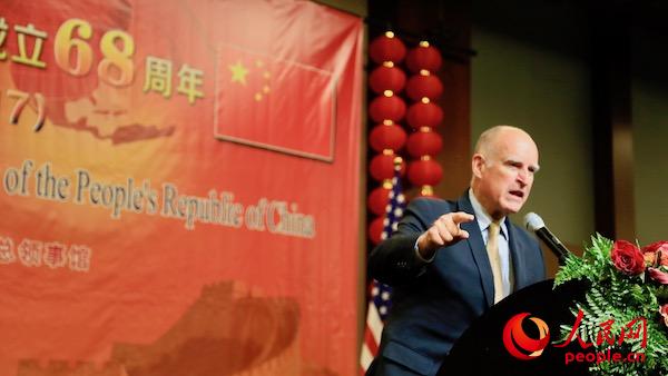 当地时间9月28日晚，在中国驻旧金山总领馆举办的国庆68周年招待会上，美国加州州长布朗致辞。人民网 张洁娴 摄