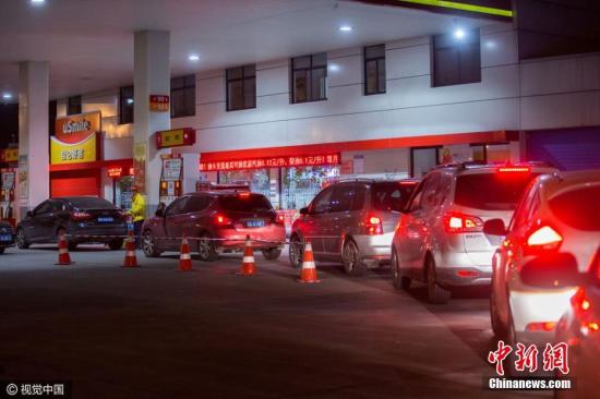 资料图：2016年12月14日，杭州市众多车主在加油站排队加油。图片来源：视觉中国