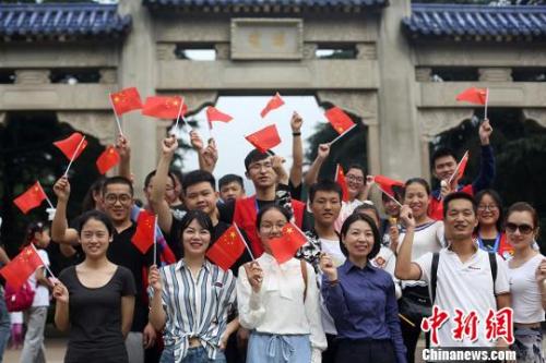 国庆假期首日 各地民众涌进南京中山陵 祝福祖国。泱波 摄