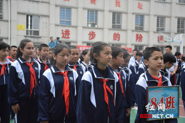 向思成)10月9日上午,首届湖南援疆"韶山初中班"在韶山市实验中学正式