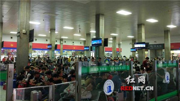 衡阳火车站国庆中秋长假发送旅客27万余人次