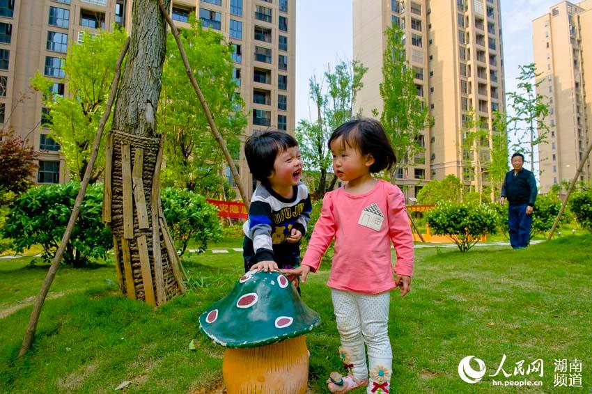洗脚上田住进高楼大厦，在全省首个国家康居示范工程——东岸梅园里，失地农民开启幸福新生活。