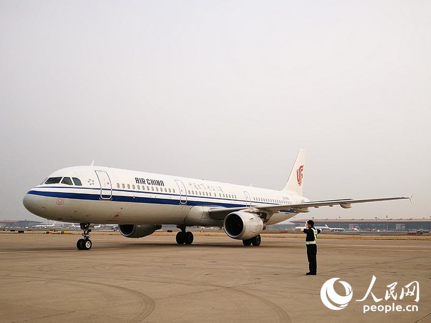 参加党的十九大的内蒙古代表团抵达首都机场。（人民网记者章斐然 摄）
