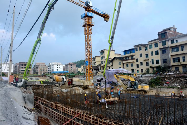 桂东县易地扶贫搬迁项目顺利完成首栋底板混凝土浇捣