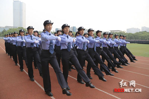 湖南警察学院举行军训汇报表演