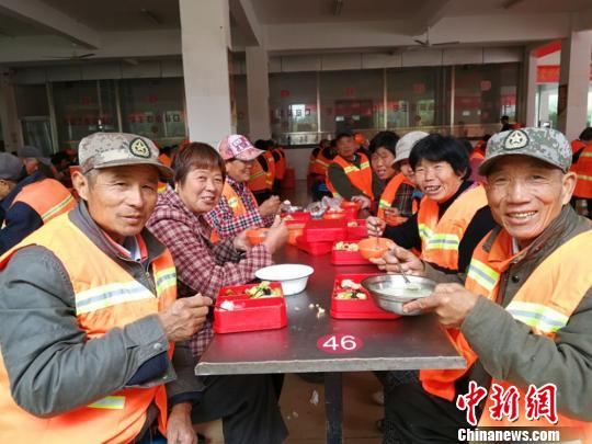睢宁环卫工免费午餐将进行到底产生稳定“造血功能”