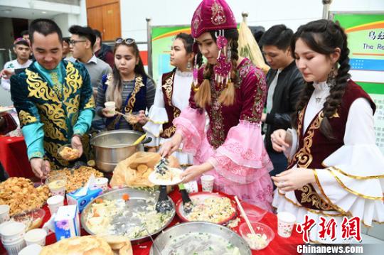 37国在兰州留学生推介自制家乡美食以“食”增情