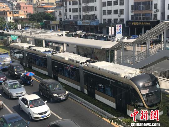 深圳首条有轨电车试运营