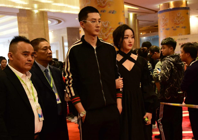 网剧《墓王之王》主演孙露鹭（右）、赵东昊（左）参加了第四届横店影视节.png