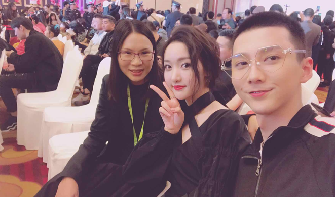 《墓王之王》监制黄菲飞（左）与主演孙露鹭（中）、赵东昊（右）在横店影视节合影.png