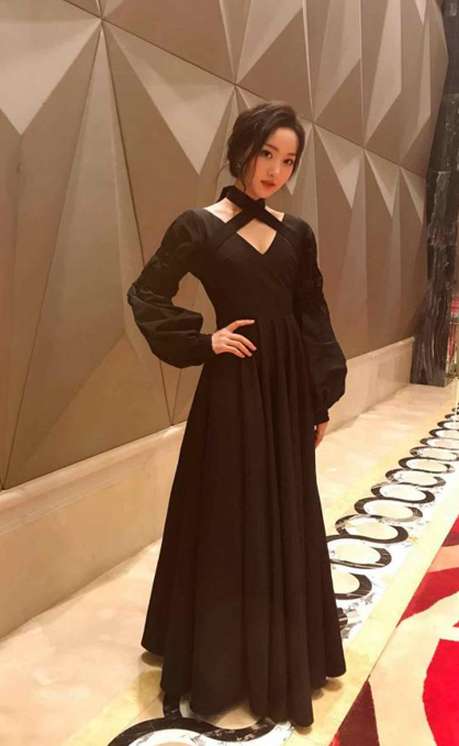 《墓王之王》主演孙露鹭在仪式现场.png