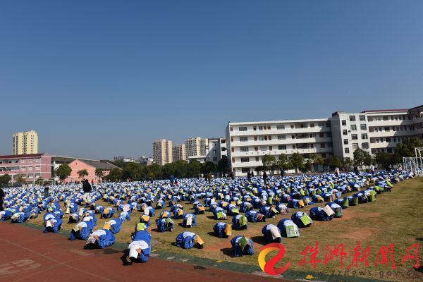 "快,快,快",云阳中学楼道里顿时响起急促的脚步声,3600名师生在人防