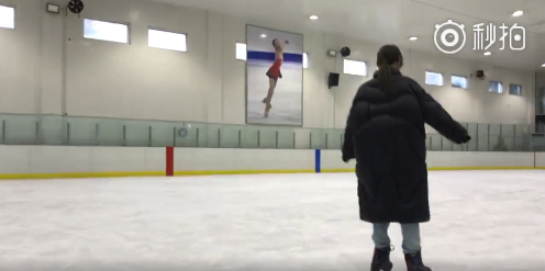 张天爱晒滑冰视频