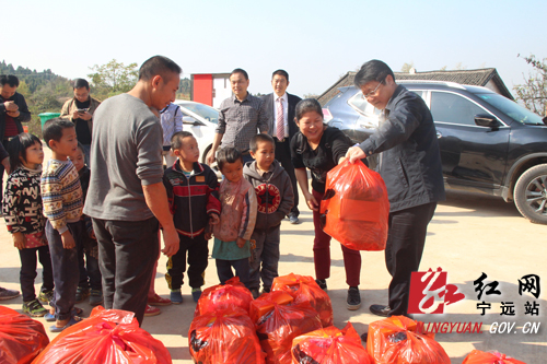 宁远县委宣传部：情系贫困家庭孩子 让孩子们冬天不再寒冷