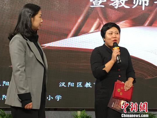 武汉“铁女”陈春芳：以歌回应生活之痛（图）