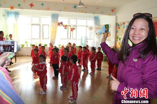 新疆兵团“萌娃”近距离接触海外华文媒体代表（图）