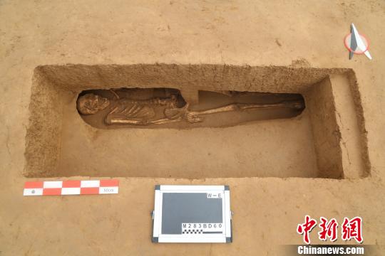 遗址内发掘的竖穴偏洞室墓。陕西省考古研究院 供图