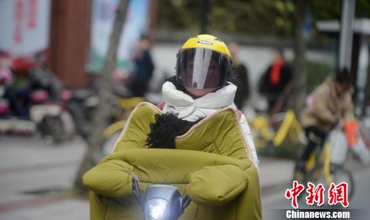冷空气造访江苏气温骤降民众出行“穿衣盖被”