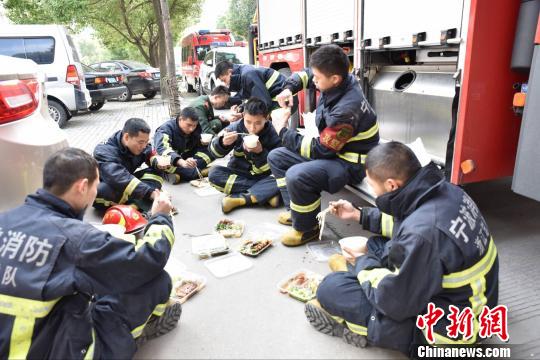 消防员回顾江北爆炸救援：只要有一线希望就会用尽全力