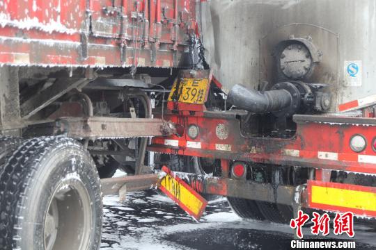 广西钦州载30吨煤焦油罐车被追尾至少5吨煤焦油泄漏