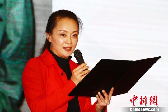 著名旅日华人水墨画家傅益瑶12月6日在沪举行《水墨千金》新书首发式，图为于慧朗读新书章节。供图