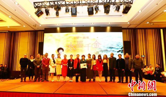 著名旅日华人水墨画家傅益瑶12月6日在沪举行《水墨千金》新书首发式。供图