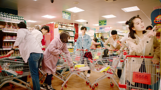 TFBOYS合体拍摄宣传片 王俊凯表情获赞