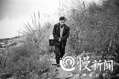 从事四十年的乡村医生工作，吴华已经习惯了泥泞崎岖的山路。