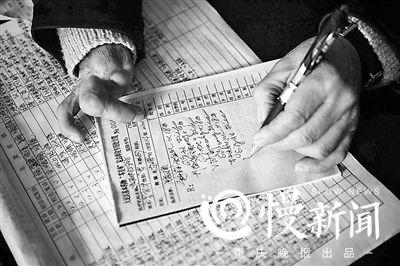 因为被毒蛇咬伤造成了右手残疾，吴华换成左手写字。