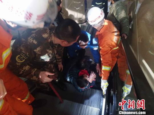 5岁男童被电梯“咬”手消防进行营救