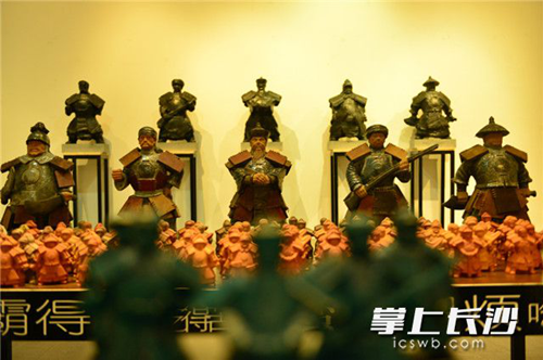 Xiang army-featured art works debut Changsha