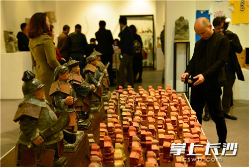 Xiang army-featured art works debut Changsha