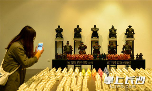 Xiang army-featured art works debut Changsha