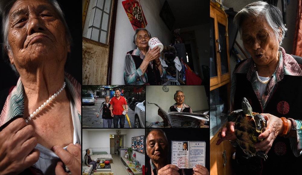 左：薛玉娟展示当年被日军刺伤的刀疤；中上：薛玉娟在家里；中下左上：薛玉娟和儿子薛政走在一起；中下左下：薛玉娟在家看电视剧；中下右上：薛玉娟在家看报纸；中下右下：薛玉娟展示自己的南京大屠杀幸存者证；右：薛玉娟与自己的宠物龟在一起（2017年9月28日摄，拼版照片）。薛玉娟，1924年1月11日生，当时家住八宝前街64号，靠近日本军驻地。有一天，有个日本兵闯进家来找“花姑娘”，薛玉娟逃跑躲避，被日本兵用刺刀刺伤胸部，在母亲求饶下逃过一劫，薛玉娟胸口至今留有伤疤。薛玉娟父亲右小腿也被日本兵刺伤。