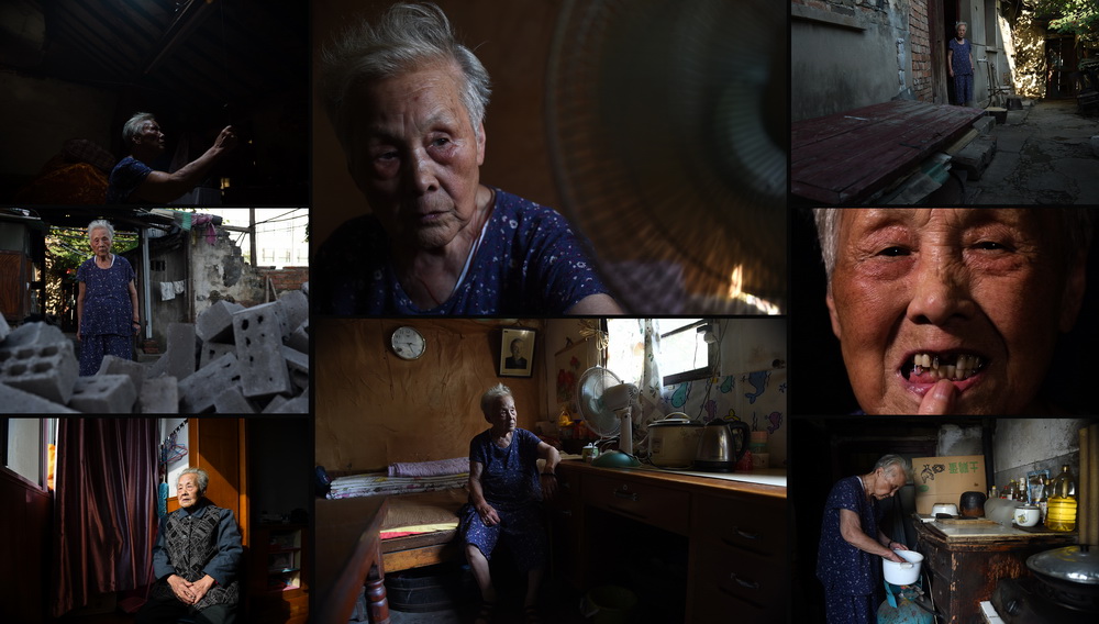 中上：易兰英在家中吹风扇；中下：易兰英在家中；左上：易兰英在昏暗的房间寻找电灯绳；左中：易兰英在现已被拆迁的老屋前留影；右上：易兰英在自家房门前；右中：易兰英在展示自己的牙齿，她当年被日军打掉一颗门牙；右下：易兰英在厨房淘米做饭（2017年8月22日摄）；左下：易兰英在儿子家中（2017年12月1日摄）（拼版照片）。易兰英，1926年5月4日生，当时住在南京市升州路老坊巷。日军攻破南京时，易兰英和姐姐搬到五条巷的难民区，她俩在难民区躲过一次日本兵寻找“花姑娘”的遭遇。曾亲眼看到日本兵将一名穿衬衫、吃早饭小伙子用刺刀戳死，易兰英自己被一名日本军官打掉一颗门牙。还曾亲眼看到一队日本兵到各户搜查，将七八十名青壮年男子绑走。