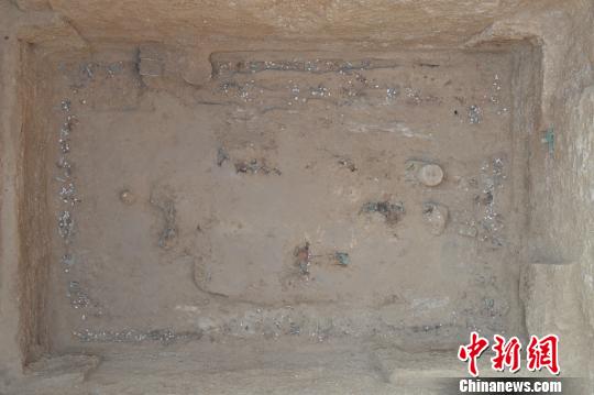 图为发掘现场的串饰。陕西省考古研究院供图