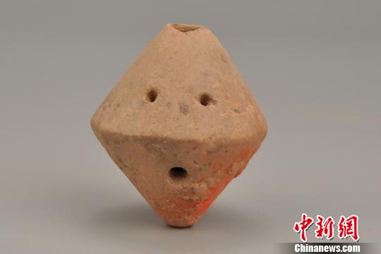 图为出土的罕见陶埙。陕西省考古研究院供图