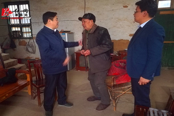 道县：李天明深入瑶族贫困村指导脱贫攻坚工作
