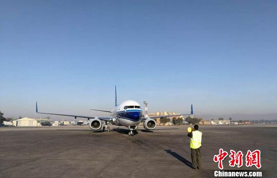 中国民航首架波音738飞机成功飞跃喀喇昆仑山