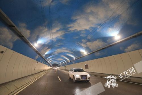重庆华岩隧道通车第一天：“蓝天白云”下过隧道
