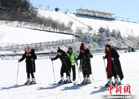 浙江安吉旅游新添冬日亮点首座露天滑雪场迎来新体验