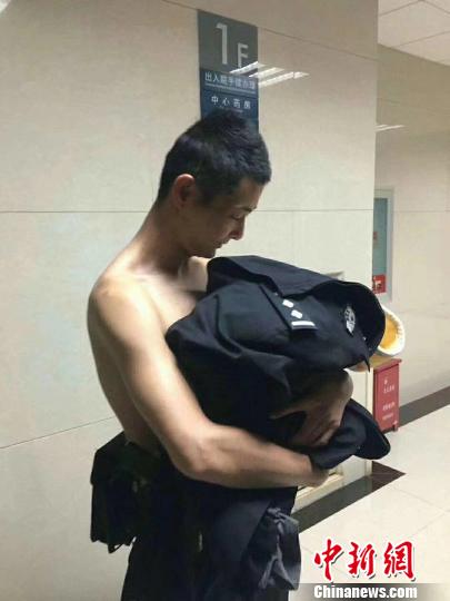 云南楚雄一公园内发现弃婴警察冬夜光身暖弃婴获赞