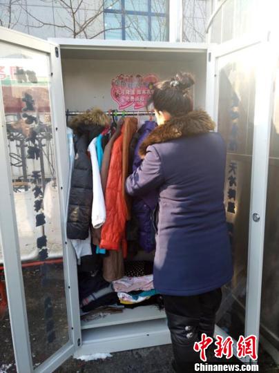 长春公交站旁现爱心衣柜棉衣免费领助人御寒