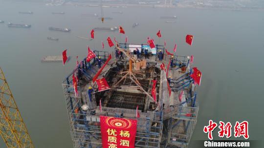 世界最大跨度双层悬索桥转入上部结构施工