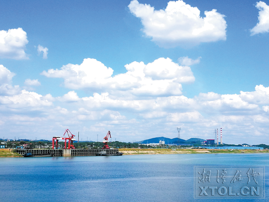 铁牛埠码头远眺，一幅蓝天碧水的生态画卷映入眼帘。