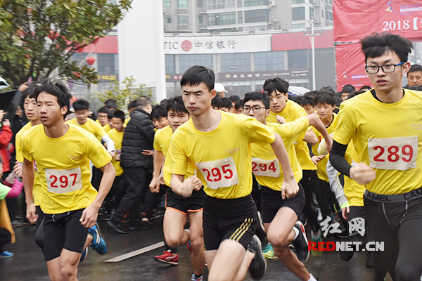 衡阳6000余名市民以跑步姿态迎接2018年