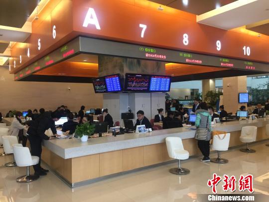 上海浦东打出“改革组合拳”对标国际优化营商环境