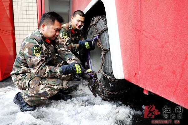 常德消防车穿上防滑链 确保雨雪冰冻天气行车