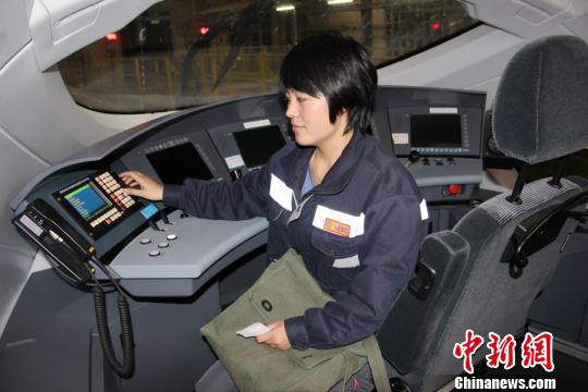 全国唯一高铁通信女子检修班组：用工作服裹板件防雨