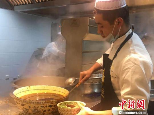 兰州“牛肉面小哥”奋斗记：“开一家自己的店”
